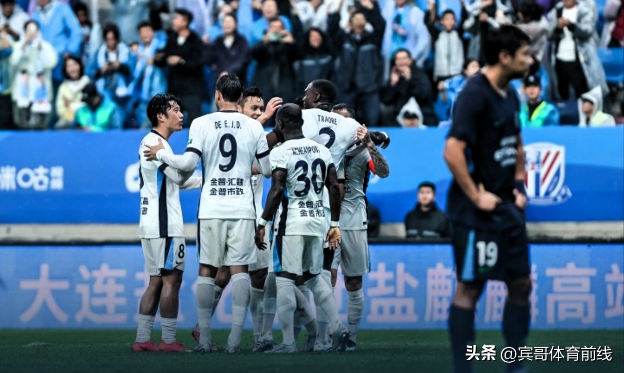 梭鱼湾奇迹继续！大连英博3-1完胜深圳新鹏城继续保留理论争冠的可能！罗竞传射、斯坦丘、阿奇姆彭建功！


相信此刻成都蓉城心里是有些慌的，接下来要面对状态正佳的上海海港想取分也很艰难，如果失利下轮面对大连英博的比赛绝对爆棚，这也是大家都希望看到的场景，这样的中超看着才更爽！希望能按我的剧本来！