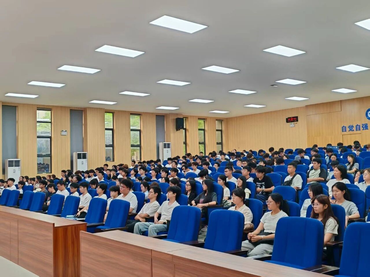 #南宁校园每日快讯# 
启航新程，筑梦南院🌱
为期两天的新生入学教育落下帷幕，从思政第一课到校园安全培训，满满干货，为2026级新生的大学生活保驾护航。
#广西高校开学典礼图鉴##广西高校暑假实践碎片##南宁校园[超话]# 
（via：） ​