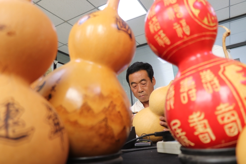 葫芦娃爷爷拒收礼摆手全退回 最近刷到绍兴这位葫芦娃爷爷的新闻，真的瞬间被圈粉了。
75岁的陈金敖爷爷靠着家里藤蔓上挂的7个青葫芦意外走红，书圣故里探花桥边每天都有数百游客专程打卡，隔着河喊一声“爷爷”，他5到10分钟就得出来互动一次，日均近百次，有时候饭吃到一半都放下碗筷出来，对着大家挥手送“吉祥福