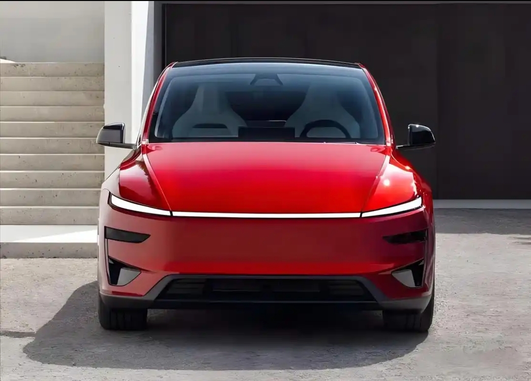 特斯拉Model Y高性能版今上市：3.5秒破百、36.9万，小米SU7的对手又添一员

9月11日，特斯拉中国官网上线了焕新款Model Y高性能全轮驱动版，起售价36.9万元，预计交付2到6周。作为一直盯着纯电性能SUV的人，这台车的到来不算意外——但3.5秒破百、467kW双电机、CLTC还能
