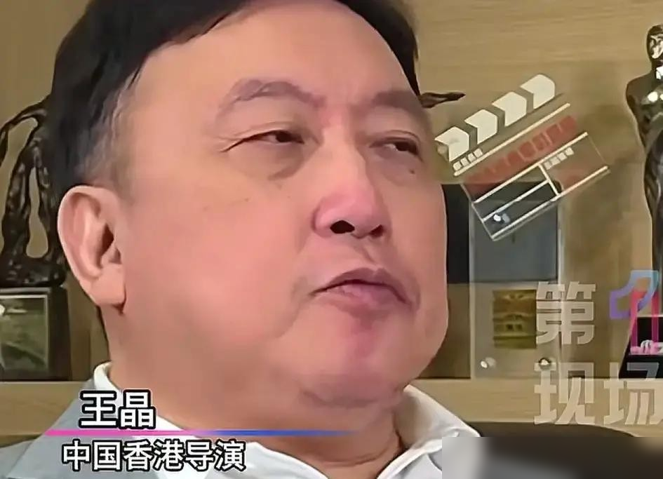 王晶这话够狠，说蔡少芬演《甄嬛传》是走投无路，赌赢了，之后全在消耗情怀。
他在自己节目里讲，当年她在TVB收入不足，北上就是孤注一掷，皇后不是主动接，是没得选。
蔡少芬那边压根没回应，媒体只说日程全满，综艺、电视剧、商演连轴转，没空搭理。
可看看现状，综艺上完《乘风》《妻子6》，转头又进组《风