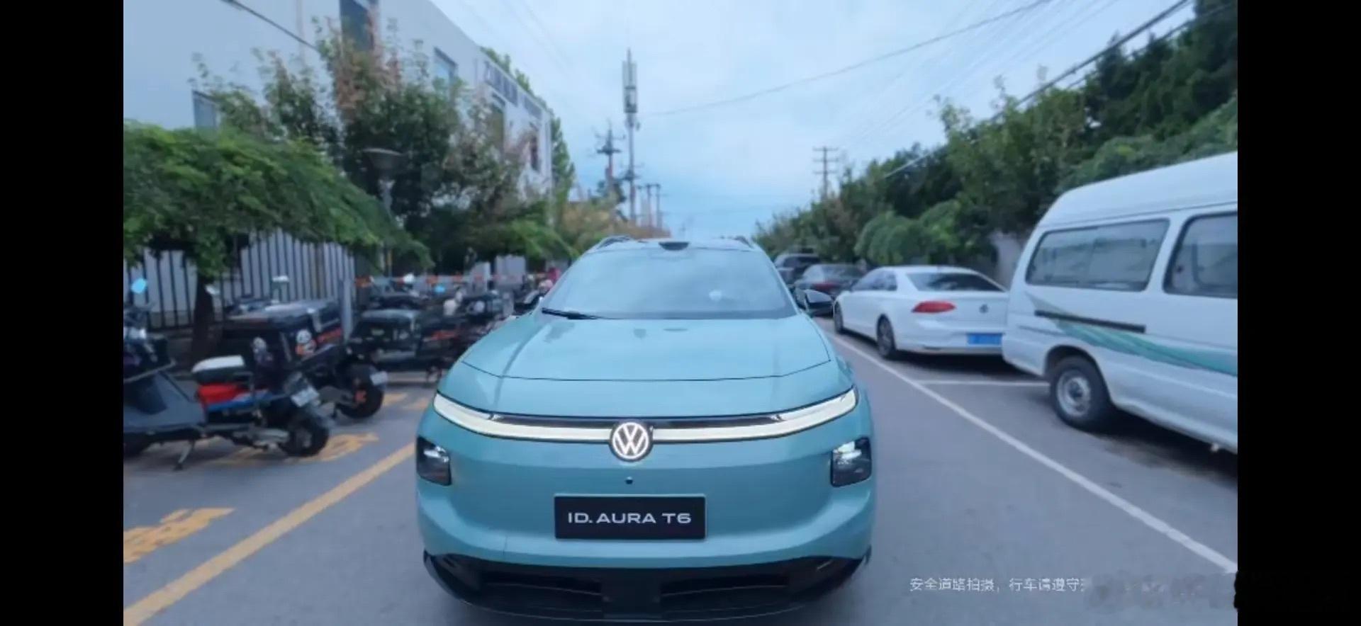 易立竞的"叛逆"试车法：代驾师傅竟成最严车评人？

当其他媒体人捧着品牌资料逐字研读时，易立竞却掏出手机叫了位代驾——这位以"死亡提问"闻名的记者，用最反套路的方式开启了对一汽-大众T6的评测。

"产品经理的讲解像精修简历，代驾的反馈才是真实体检报告。"易立竞的逻辑直击要害。当品牌方试图用 ​