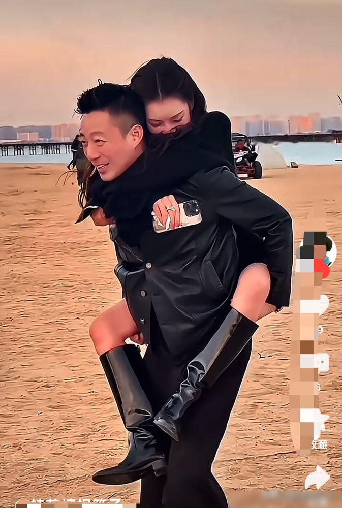 汪小菲摔碗骂街的时候，大S眼都不眨地砸回去一个更狠的。
可到了马筱梅这儿，直播间里端茶倒水，出摊搬货，连前妻生的孩子都替人接住了。
网友说这不是爱情降级，这是男人终于找到了能给他顺毛的人。大S要的是势均力敌的对手戏，马筱梅给的是创业搭子的烟火气。
一个让他天天炸毛，一个让他天天发糖。
都在问