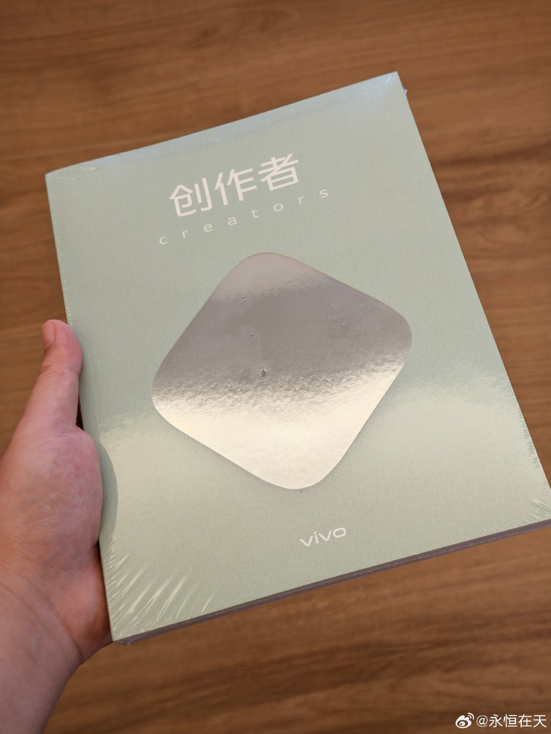 收到了蓝厂最新一期的《创作者》，看着想出门拍照了 ​