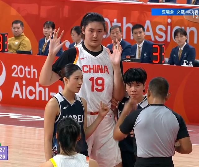 中国女篮遗憾输给了韩国队，无缘亚运会决赛。中国女篮整场比赛三分球一个未进。只能依靠张子宇在内线的优势咬住比分，张子宇全场拿到22分。罗欣域拿到17分，上场比赛崴脚的杨抒宇在这场比赛受到脚伤影响影响，拿到15分。

整场比赛，双方比分都是交替领先。但是在最后时刻韩国队领先一分，中国队唐子婷投篮未进，中