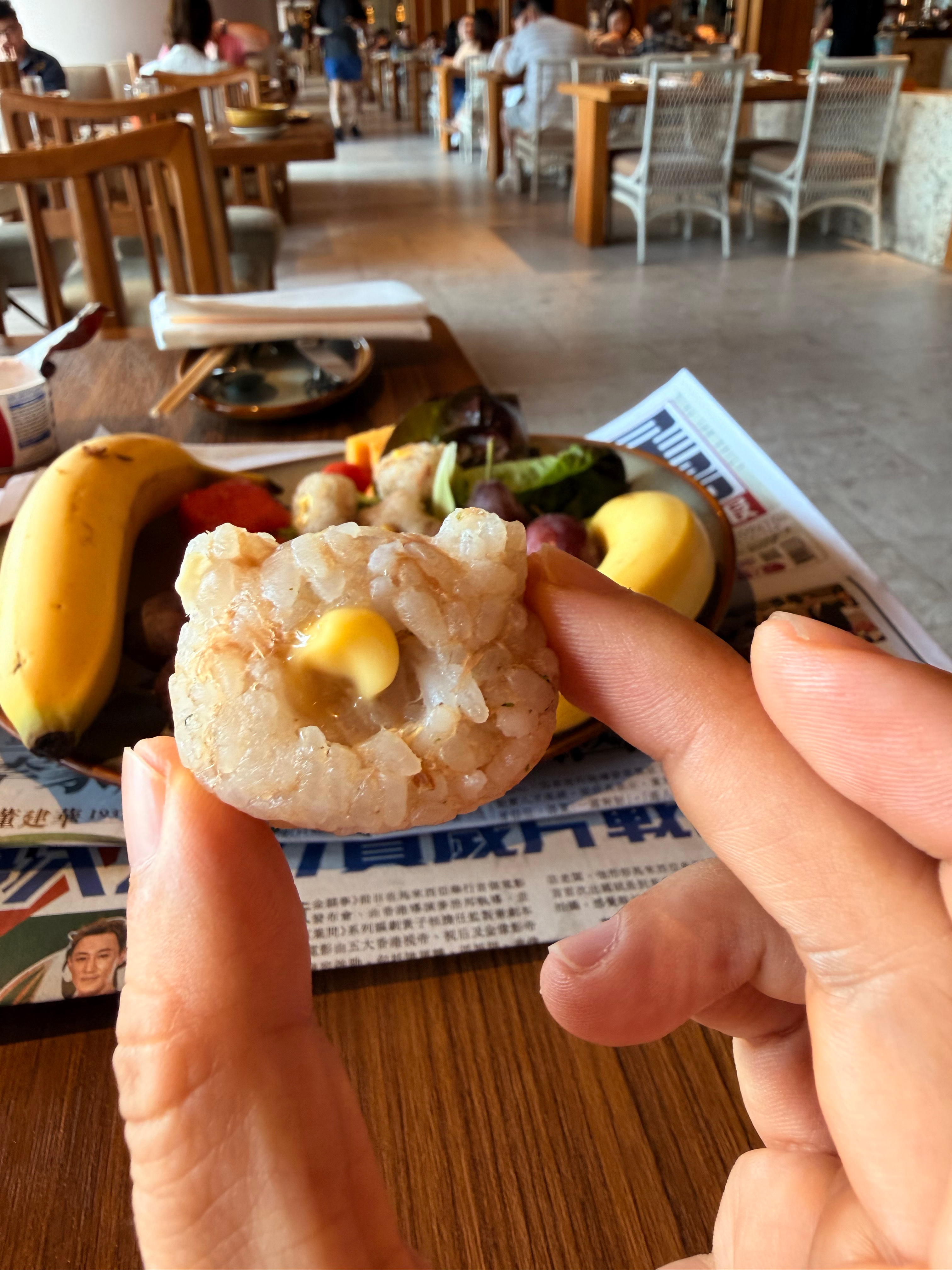 #iPhoneDuo仅支持eSIM#今天早上在酒店用餐，还看报纸里有没有相关苹果的新闻

过几天去苹果店看一下，很符合女性审美，我很爱
酒店的早餐很赞，有很多mini的小可爱食物
水果很甜
服务很好
种类很多

值得单独来吃一次早上的自助餐
进门有免费的报纸拿  ​