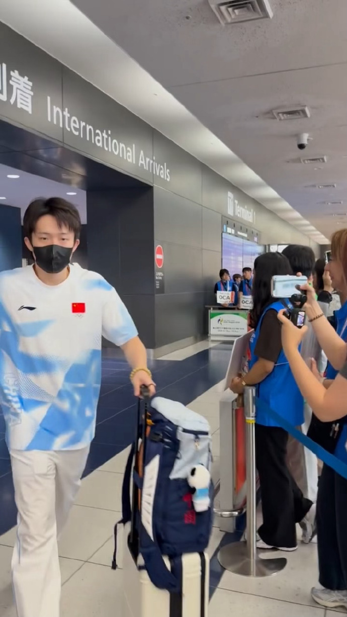 国乒落地名古屋被困机场 5 小时：只给水不给饭，组委会系统故障多国队伍滞留[恐惧]

  国乒落地名古屋，被困机场 5 小时，只给水不给饭。9 月 16 日中午，国乒随中国代表团准点飞抵名古屋中部国际机场，却因组委会注册调度系统故障、查不到运动员信息，官方接驳大巴迟迟派不出来。国乒等到下午 5 点左