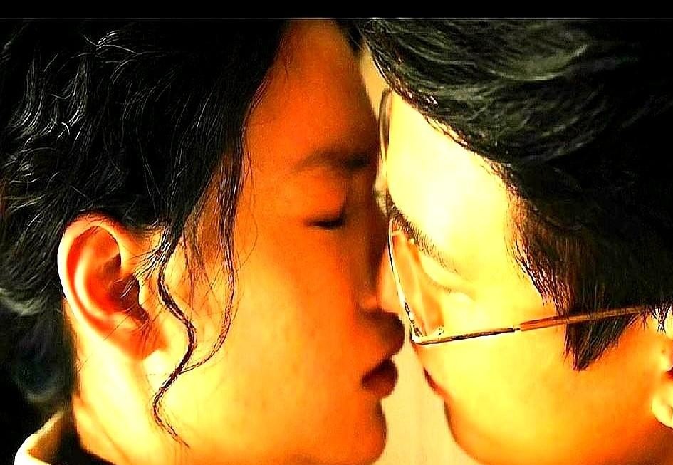 入行整整十几年，欧豪身上那条“绝不拍吻戏”的雷区，终于还是彻底失守了。
以前在圈内提起他，导演们脑子里全是一身泥巴的硬汉、不要命的动作戏。哪怕剧本里写了感情线，只要碰上嘴对嘴的镜头，要么想法子让编剧删掉，要么干脆借位甚至拒演。
结果最近这阵子，风向全变了。
在新戏《交锋》里面，他和邱天结结实实