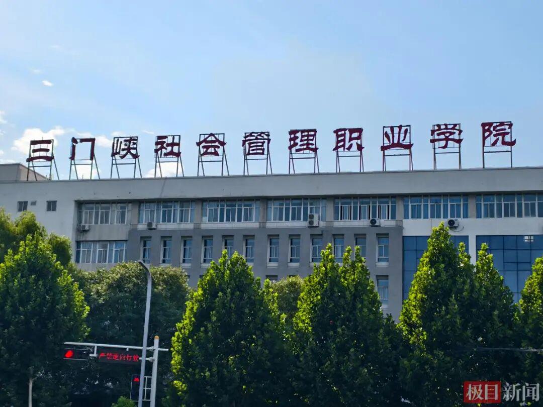 444分录取的殡葬专业新生已入学，揭开行业真实面纱

    大家发现没有，最近那个4月4日出生、高考444分被殡葬专业录取的男孩，已经正式入学了，网上传的这行躺着赚高薪的神话，也被不少在岗年轻人戳破了。

    这个河南农村出身的18岁男生，当初跟爸妈说要报殡葬专业的时候，父亲死活不同意，怕他以