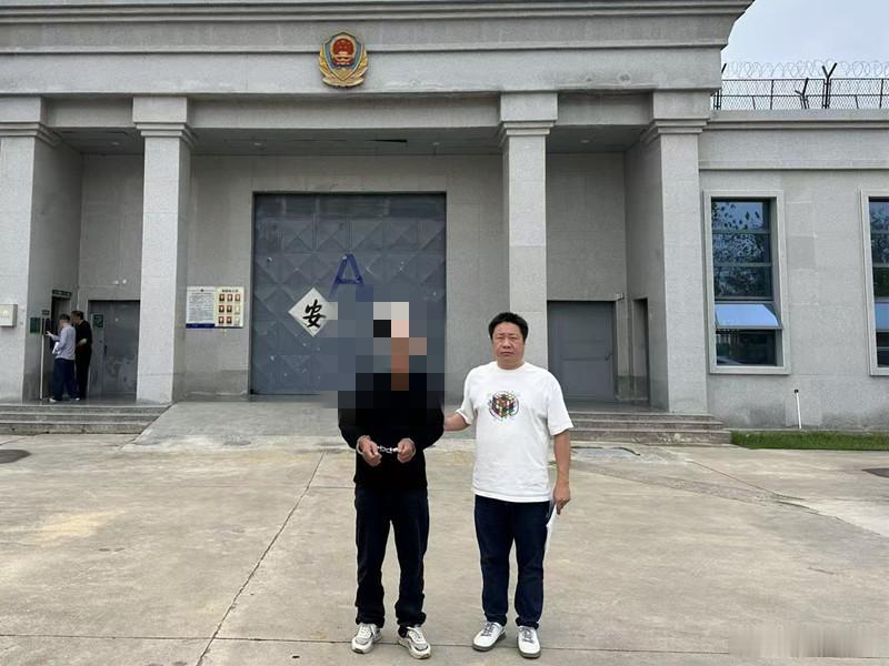 【利剑高悬惩逃犯，俯身暖心护民安】

平安建设
既要重拳治乱  严惩违法犯罪
更要温情施治  办好民生实事
固始县公安局坚持打击与服务并举
全力提升群众安全感和满意度

接连抓获三名网上在逃人员
日前，赵岗派出所民警依托线索研判，确定网上在逃人员杨某在县城活动轨迹。民警迅速出击，在城区某宾馆 ​