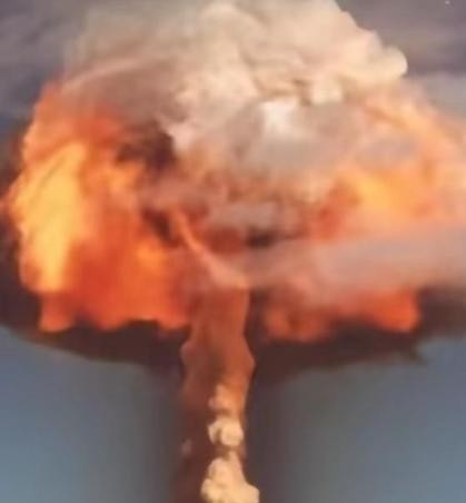 一旦中国动用“核武器“对日本本土实施打击，那么等着中国的将会是可能来自于半数幸存日本公民的联合反击，而这或将成为中国有史以来最大的“噩梦“。

核武器最可怕的地方，从来不只是爆炸的一瞬间。真正让大国慎之又慎的，是核门槛一旦被跨过，后面接着的可能是军事升级、经济震荡、外交对抗和长期社会创伤。把核战争理