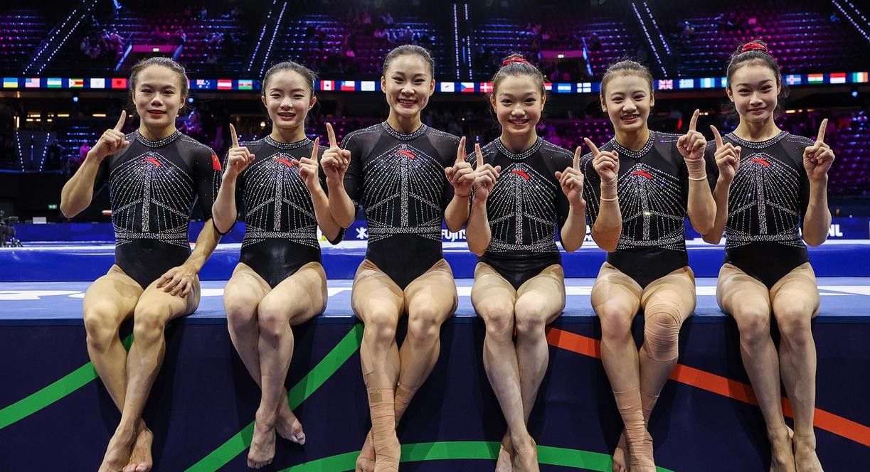 谁能想到在鹿特丹的世锦赛资格赛上，中国体操女队居然硬生生压了美国队一头，直接以第一名的大体分杀进团体决赛。
164.996分，比身后的美国队多出接近0.5分，世界体联二队则排在第三。这套开局答卷，确实看得人心里格外提气。
姑娘们的平衡木发挥得简直不讲道理。张清颖和邱祺缘分别甩出6.8和6.5的超