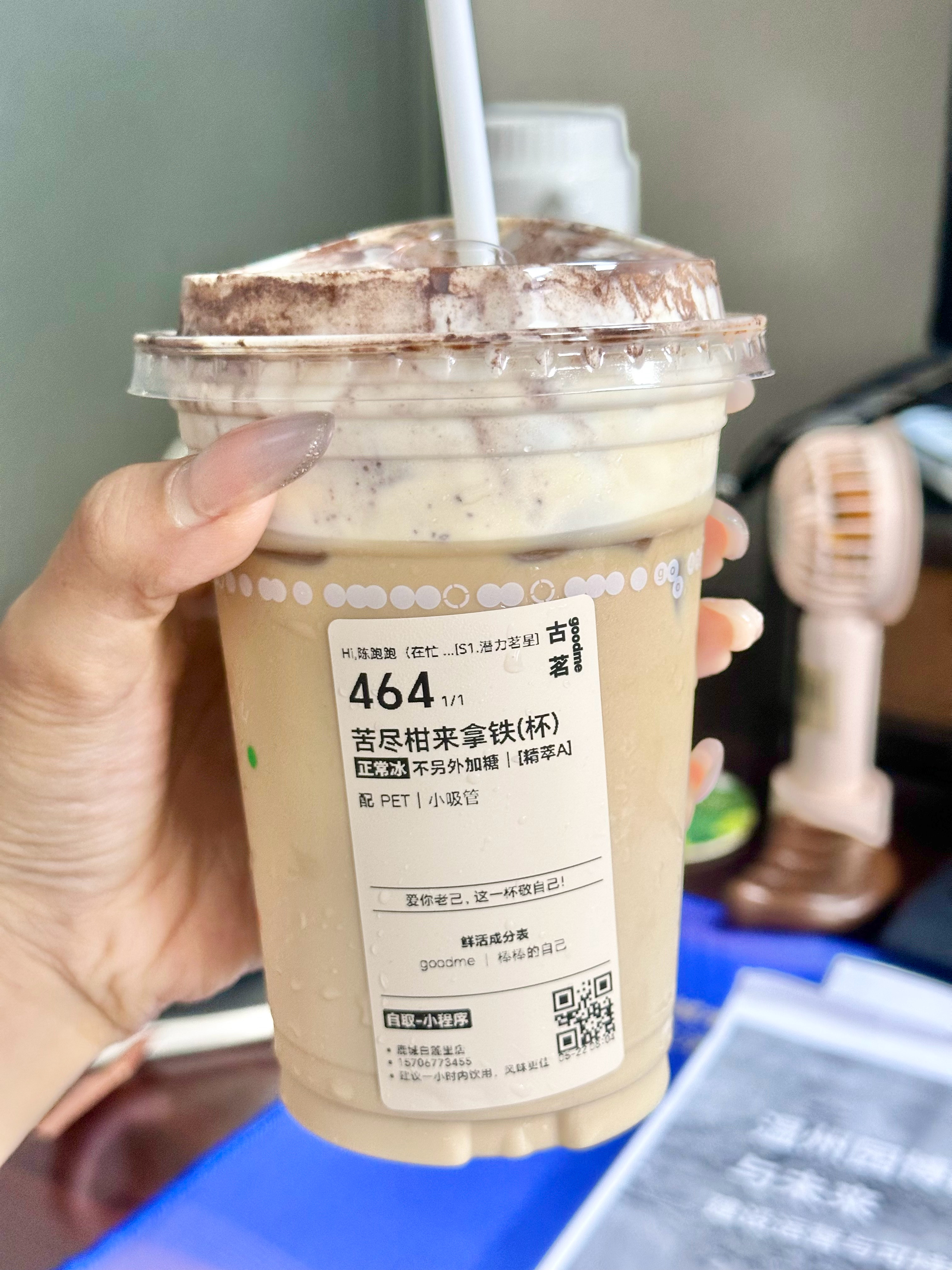 时代少年团古茗咖啡全球代言人  一早就刷到古茗咖啡的TVC，直接拐进店里安排了杯苦尽柑来拿铁🍊☕️第一口就绝美！顶层可可粉微苦+芝士奶盖咸香，先苦后香，记忆点很足。搅匀之后喝，柑橘的清爽就透出来了，带点淡淡的柑皮涩，后面是清冽回甘的橙皮香。从焦苦到清甜再到回甘。咖啡感柔和不冲，不爱吃苦但想尝点层次的人应该会喜欢。TVC里那句“以鲜活咖啡，赴少年热爱之约”也挺戳人，早上喝一杯，提神又提气，感觉一天都有劲了。 温州