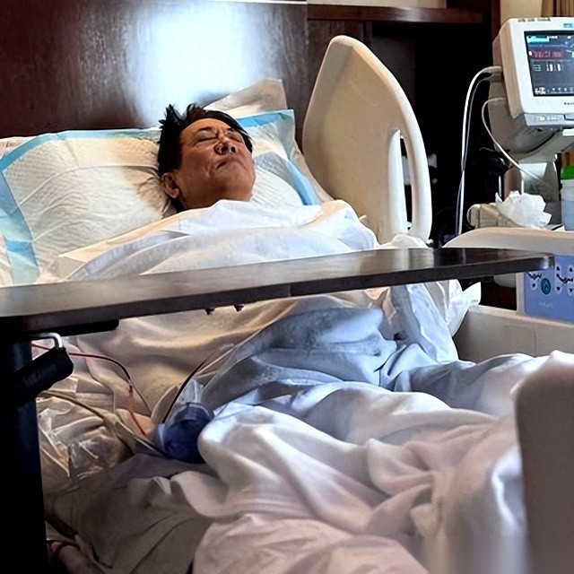 关于李连杰在镜头前公开谈论生死的这段访谈，最扎眼的，不是他满头的白发，而是他对身后事近乎冷酷的处理方式。
这位靠一身真功夫打穿好莱坞的巨星，当着镜头把后路交代得干干净净：死后不立墓碑、不办丧礼，骨灰扔进大海还是埋进树底，全凭家人高兴。紧接着，他又当场翻开压在心头三十多年的陈年旧账，直面当年离开师姐黄