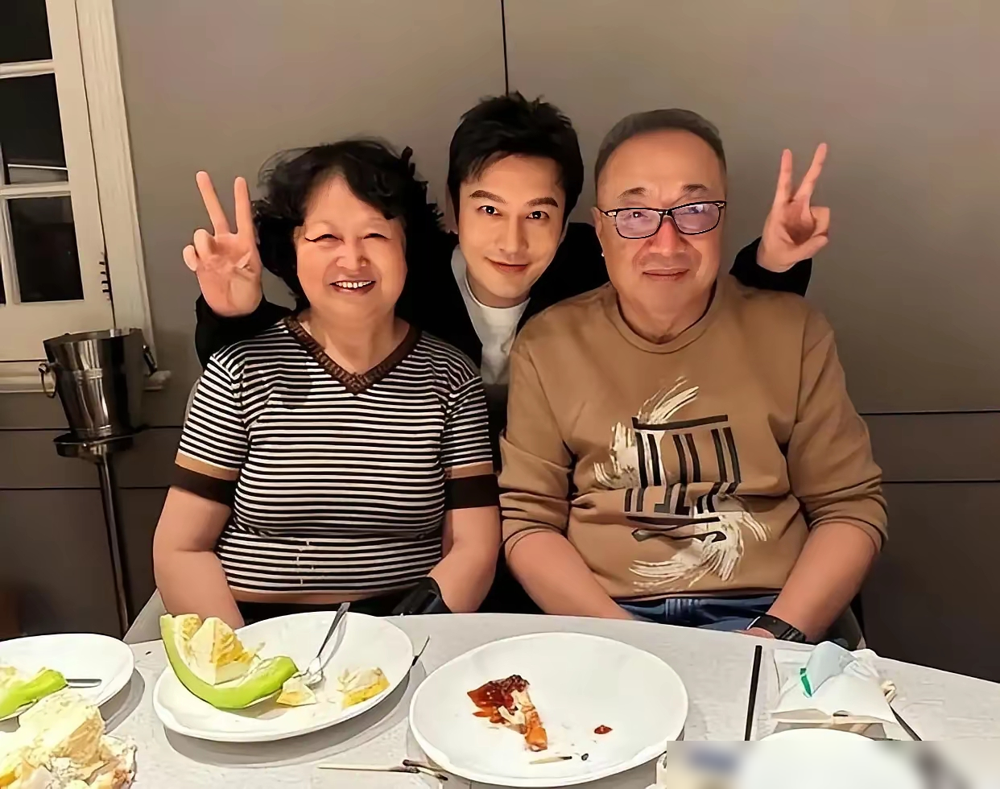 黄晓明父母藏了52年的梦，被他悄咪咪圆了！
爸是青岛电业局工程师，1973年跑去福建参军，2024年8月还给他做8道海鲜加大鲅鱼馅水饺。
妈曾是针织女工，娘俩感情深，2025年陪爸妈重返福建军营，找当年一起凿的防空洞，日常晒家庭温馨细节。
原来最好的孝顺，是把爸妈的小事，当成自己的大事。