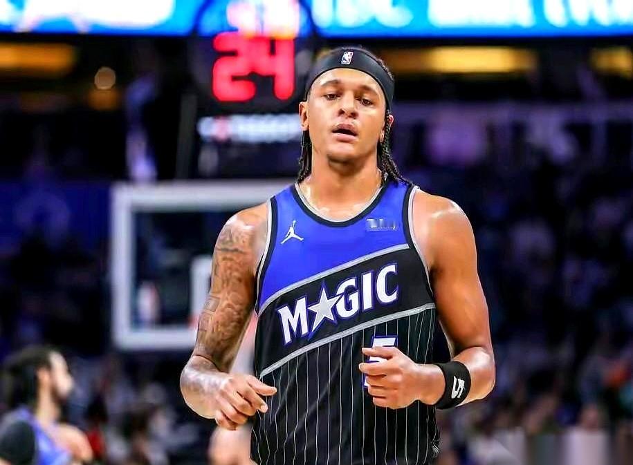 87比139，整整输了52分。 镜头给到魔术队的核心，班切罗。他坐在板...