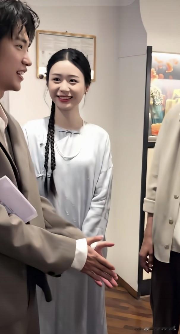 王晓慧长得漂亮演技也不差，戏外的“淑柔看木生”眼里依然还是有光～～

最近在意大利做电影宣传的时候，淑柔看向木生的那一幕，似乎还带着戏里那股子藏不住的软意，感觉还没有完全出戏。

说起来她本身的经历比角色还戳人，《给阿嬷的情书》票房破17亿，豆瓣冲到9.3，她演的淑柔是全片最催泪的角色之一，爆红之后