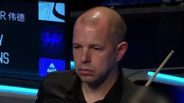 霍金斯，丁俊晖这辈子最不想听见的名字。两次世锦赛八强，全栽他手里。
2013年，两人前两阶段还咬着，第三阶段丁俊晖直接断电，7比13。那年下半区种子全爆冷，路都给他铺好了，没走通。
2018年更狠，丁俊晖前两轮砍瓜切菜，奥沙利文、塞尔比全提前出局。结果一碰霍金斯，5比13，惨案。
这人外号“四