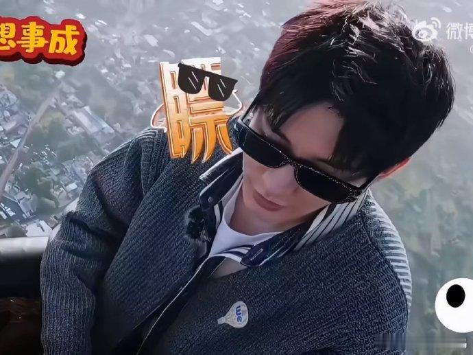 #王星越吃了邓为的醋##花儿与少年#王星越满心期待邓为夸奖自己拍的照片，结果邓为猛夸王可，弟弟瞬间开启吃醋模式，太可爱。 ​