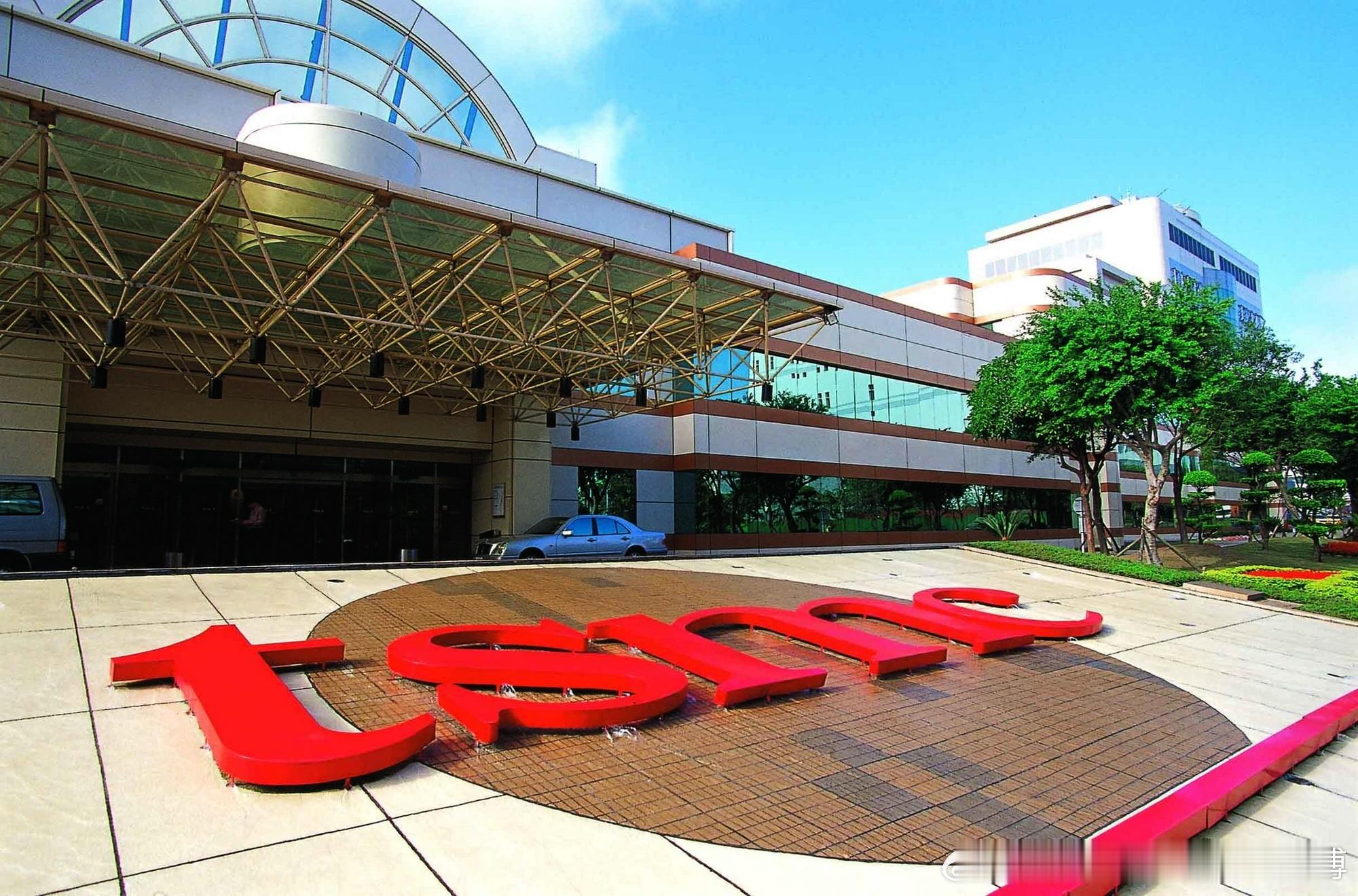 【台积电A16完成验证】近日，台积电已成功完成A16先进制程背面供电技术的研发与验证。A16是台积电首个导入背面电轨的先进制程，也是其2nm节点家族的衍生工艺。
在传统半导体设计中，供电与信号互连均位于芯片正面，随着制程微缩，两者争夺有限布线空间，导致线路拥塞与电压下降问题。A16将供电路径完整 ​