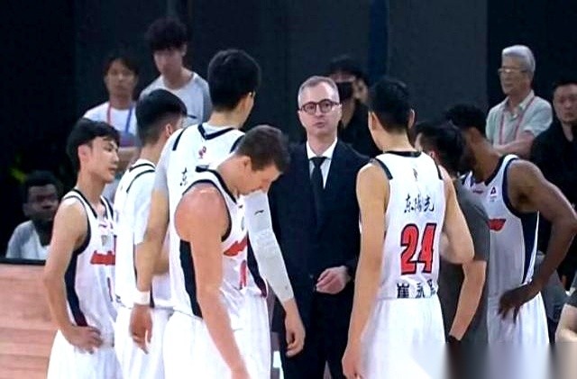 复盘CBA常规赛第5轮广东东阳光客场对阵上海久事这场球，最终记分牌定格在87比99，表面看是输了12分，但实际场面比分差残酷得多。
第一节打完14比28，半场落后24分，到了第三节结束，分差直接被拉大到整整29分。最后一节纯粹是上海队撤下主力后的垃圾时间，才让广东队把比分追回了一点脸面。整场比赛，广