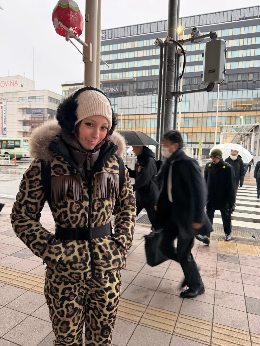 黑色人群中的豹纹🐆