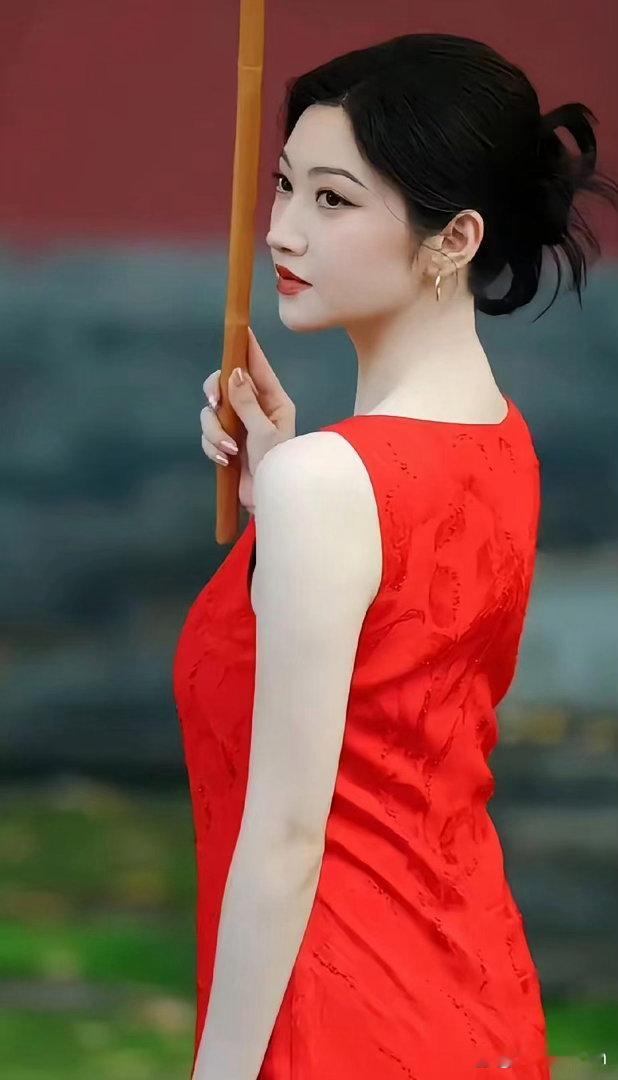 景甜风波后登《瑞丽》拍大片，"富贵花"确实是命硬。
女明星不怕有争议，怕的是起落后头没起只有落。
景甜脸上带点肉，福气相，风波后大片全走红妆，坊间传"被黑完必大红大紫"，接着看吧。 ​