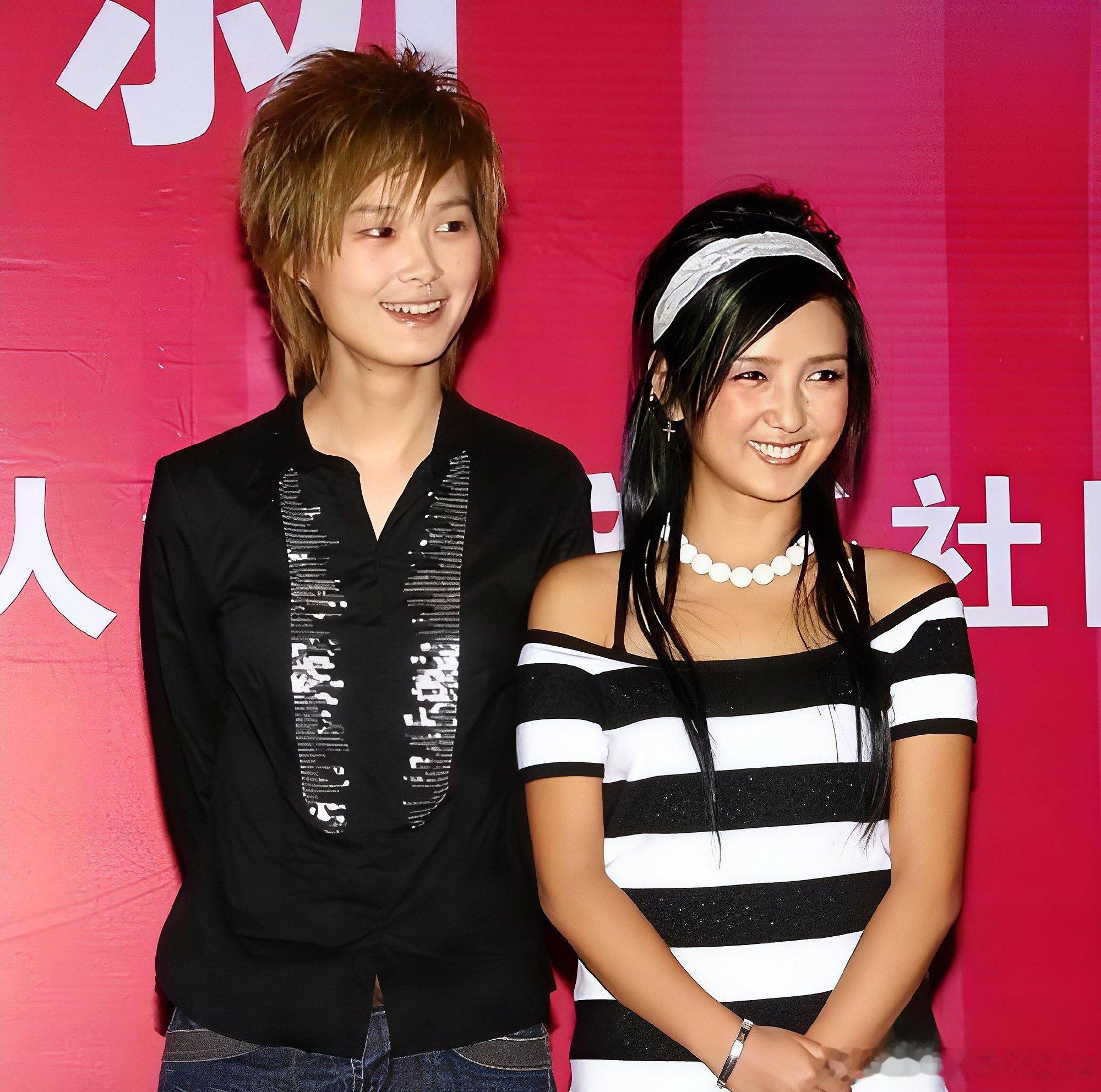 #李宇春得知后先自责道歉#2013年何洁结婚时，李宇春下飞机刷新闻才得知婚讯，第一反应是自责漏看了邀请，立刻发长信息道贺并致歉。当晚回酒店后她越想越不对，逐一翻查短信、微信、邮件直到凌晨两点多，确认从未收到私发的婚礼邀请，随后发消息质问何洁“要对得起天地良心。何洁一方称发过邀请，后又改 ​
