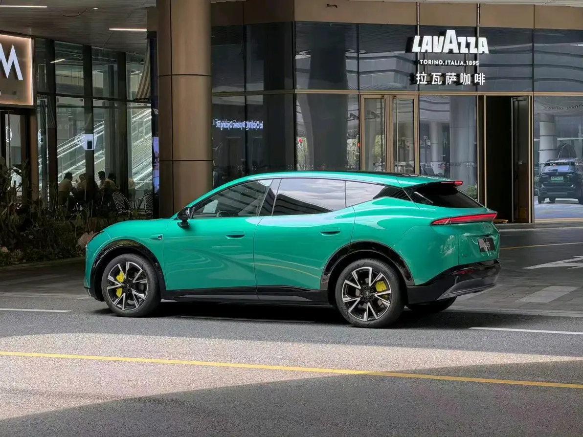 #差评说车# 小鹏 MONA L05，现在已经无伪装出来拍 TVC 了，想必应该离公开解禁已经不远了。

大家觉得它跟 L03 比谁比较好看？ ​