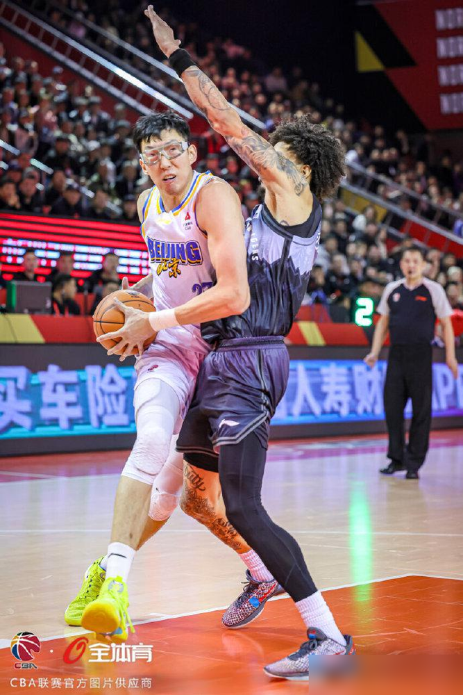29分钟，正负值+15，周琦这是去北京养老的？
10月18日北京打吉林，84比82，赢得跟走钢丝似的。再看周琦数据，21分17个篮板，6个前场板，2盖帽。他在场北京赢15分，一下去，内线直接被捅穿。
这哪是养老，这是去当爹的。
最离谱的是，周琦都打成这样了，回头一看CBA这帮本土中锋，居然还是