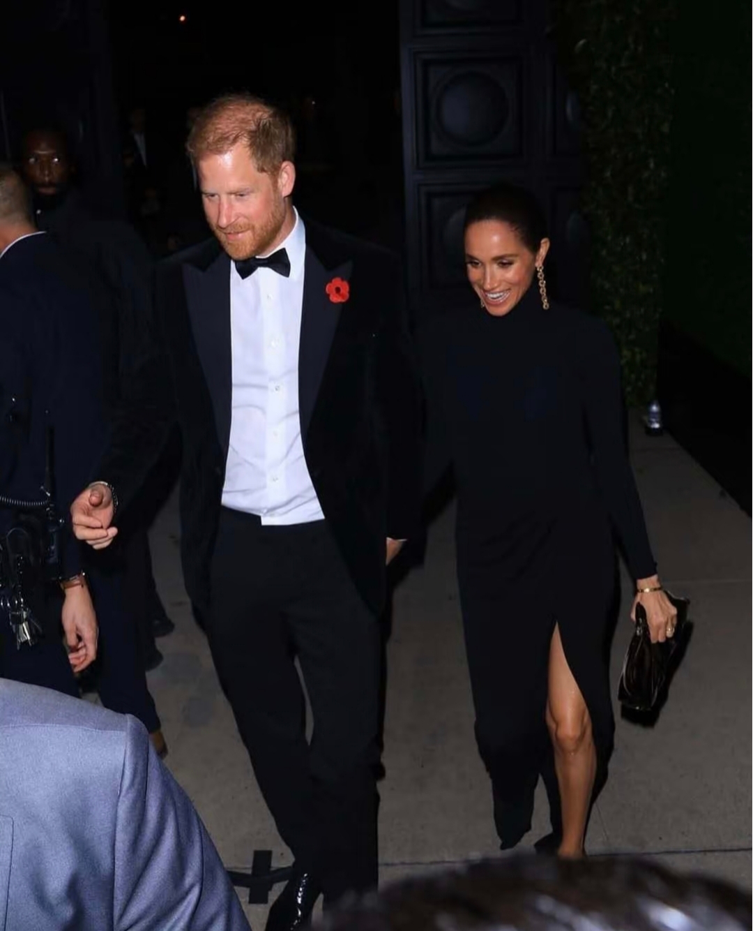 梅根一身黑色系惊艳亮相名流晚宴。 近日在比弗利山庄，这位苏塞克斯公爵夫...