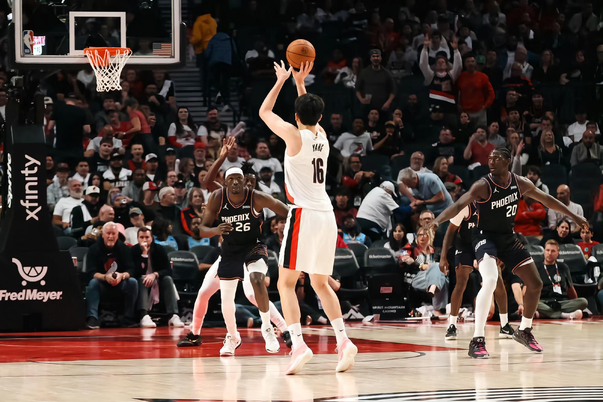 #杨瀚森5分2篮板# 今日NBA常规赛，开拓者124-83大胜太阳，杨瀚森末节打满12分钟，4投2中，三分2中1，拿下5分2篮板，生涯总得分正式突破100分。美中不足的是，两次给队友的“喂饼”传球都变成了失误，作为球队目前的第三中锋，能在赛季首战进入轮换、打满一整节，本身就是一个不错的信号。首秀5+2，不算 ​