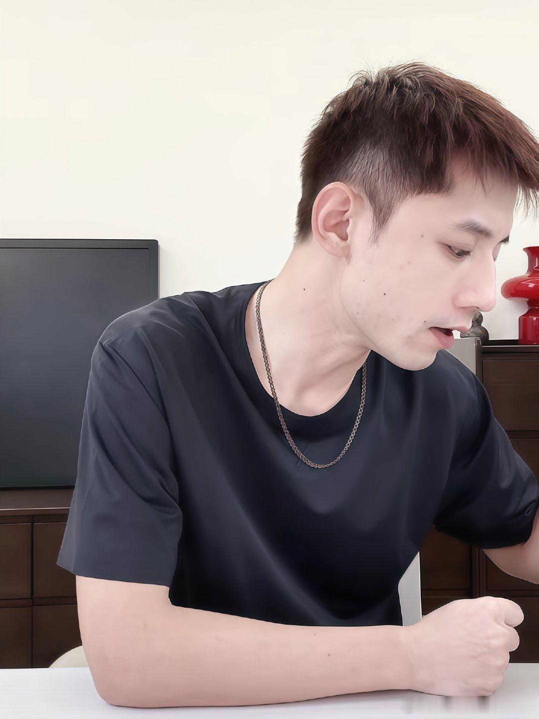 #张继科[超话]# 有一只爱吃甜食的狗开播了（注：不是白色那只） ​