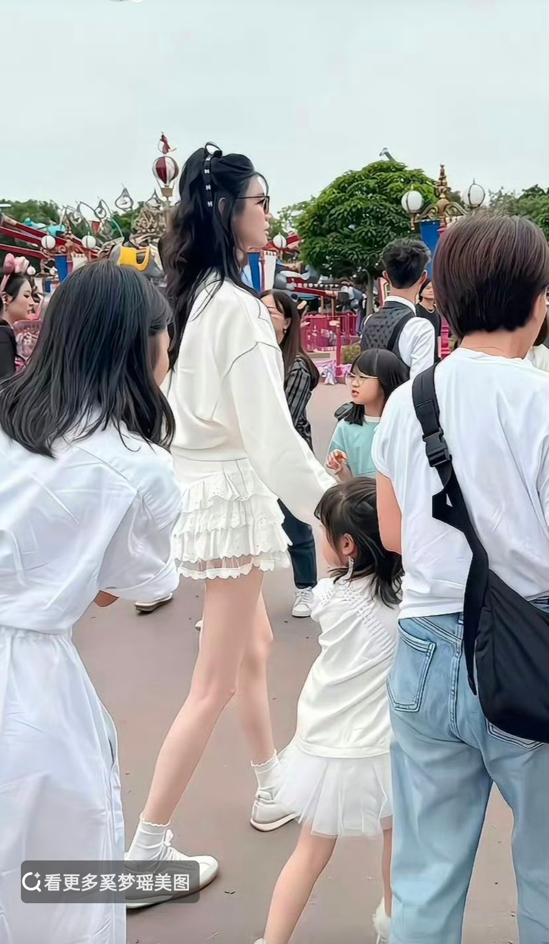 奚梦瑶给女儿安排迷你爱马仕菜篮子，搭配母女同款太有爱
