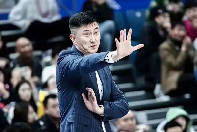 只说最后一分一秒钟，杜峰错得离谱。当时广东队领先3分进入倒计时，广东由...