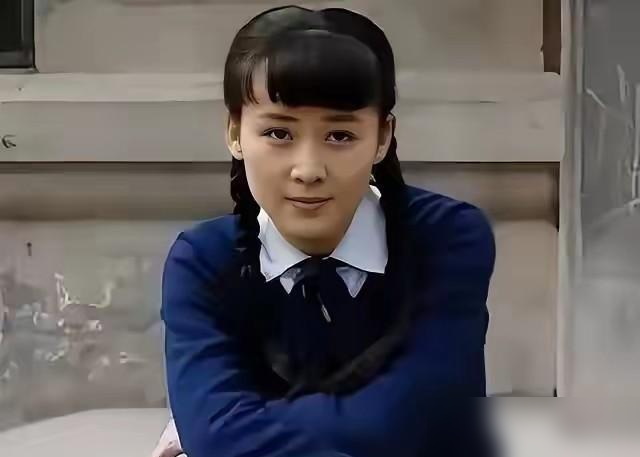 丁克23年，他转头就有了儿子，还说以前没孩子，是因为没遇到对的人。
李琳这边，社交账号停在2018年，没声明，没回应，整个人像从公众视野里被抹掉了。
李大双那边可热闹。外籍妻子，儿子李泓睿2024年1月生在加拿大。2025年4月，他在湖北仙桃办百日宴，李小双、杨威都到了场。之后跑马拉松、做直播，
