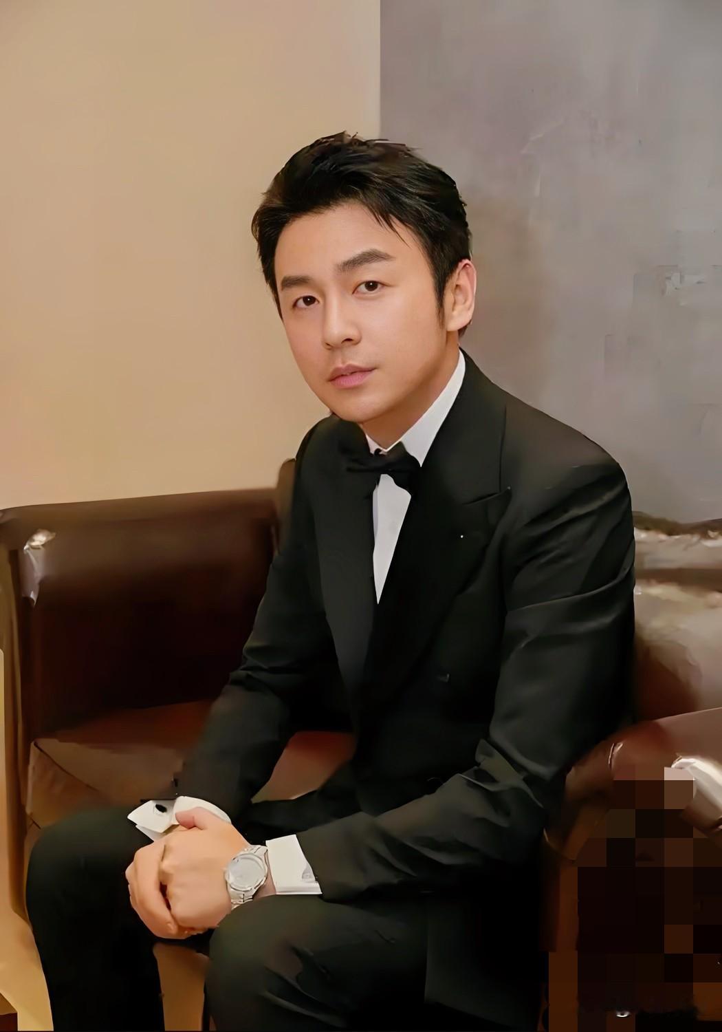雷佳音聊起上戏读书时候的往事，这段小故事越品越有意思。
当年在上海戏剧学院，雷佳音宿舍四个人学习成绩特别突出，直接包揽班级前四名，妥妥的学霸宿舍。

有意思的是，那时候陈赫碰到他们几个，躲得老远。
有一次，四人打完篮球，浑身是汗，乱糟糟挤在电梯门口等电梯。电梯门一开，陈赫正要进来。

这一幕雷佳音记