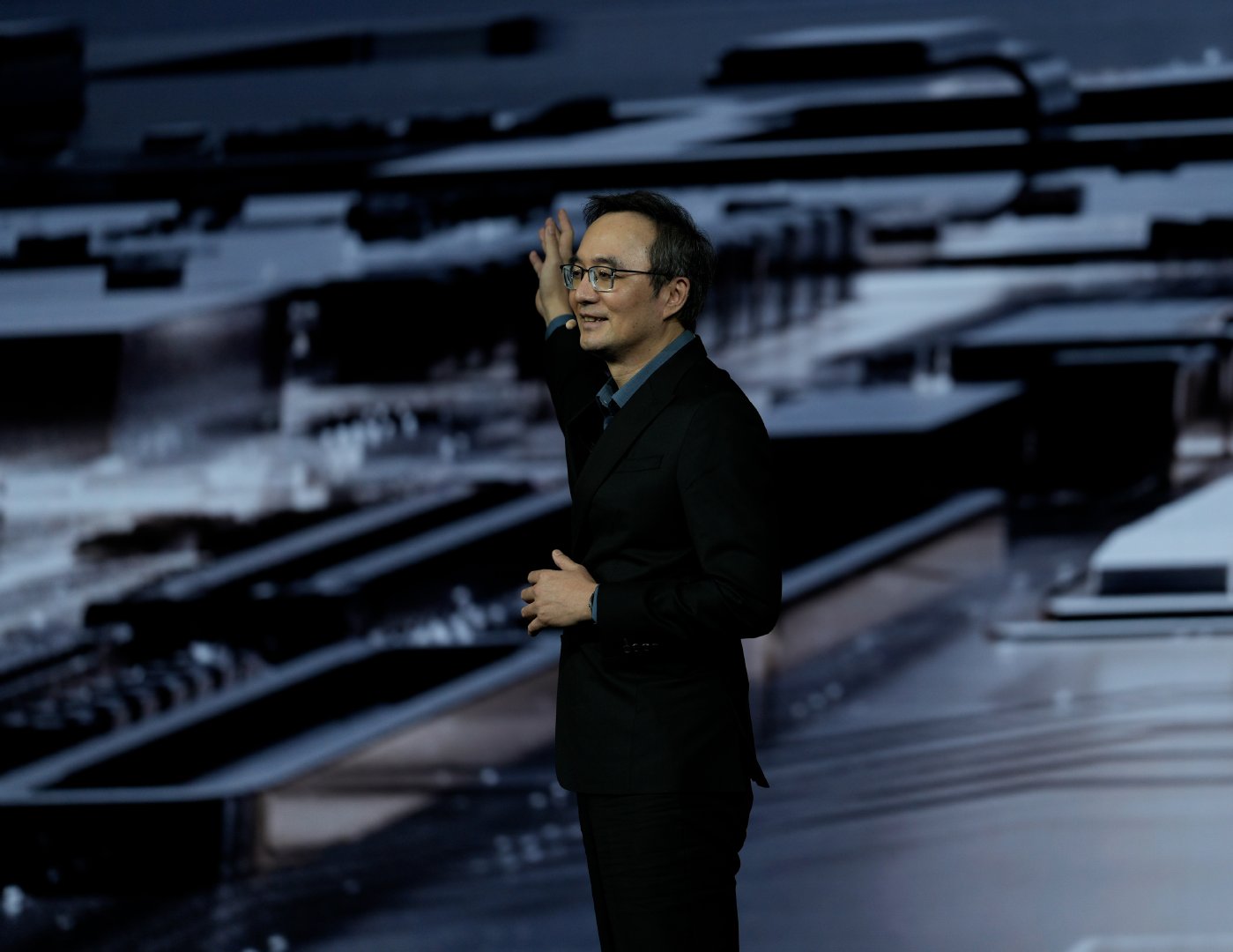 今天 vivo 发布会上的主讲们，可惜彩蛋没来啊，我用了这么高清的镜头结果没主角啊[泪][泪][泪] ​