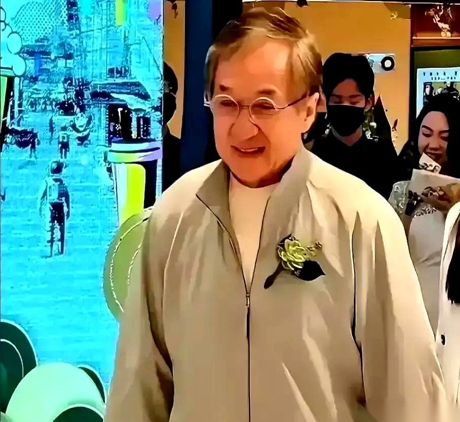 成龙在一次专访里自曝，他半夜在异地翻开家里的监控，看到72岁的林凤娇一个人坐在客厅叠衣服，后背微驼，动作慢得像卡住的静止画面。
那个在银幕上打了一辈子的功夫巨星，盯着监控数了整整二十分钟沙发旁的药箱——上面又贴了一张粉色便利贴，全是他每天该吃什么药的交代。
第二天早上六点，他直接拨通了经纪人的电话，