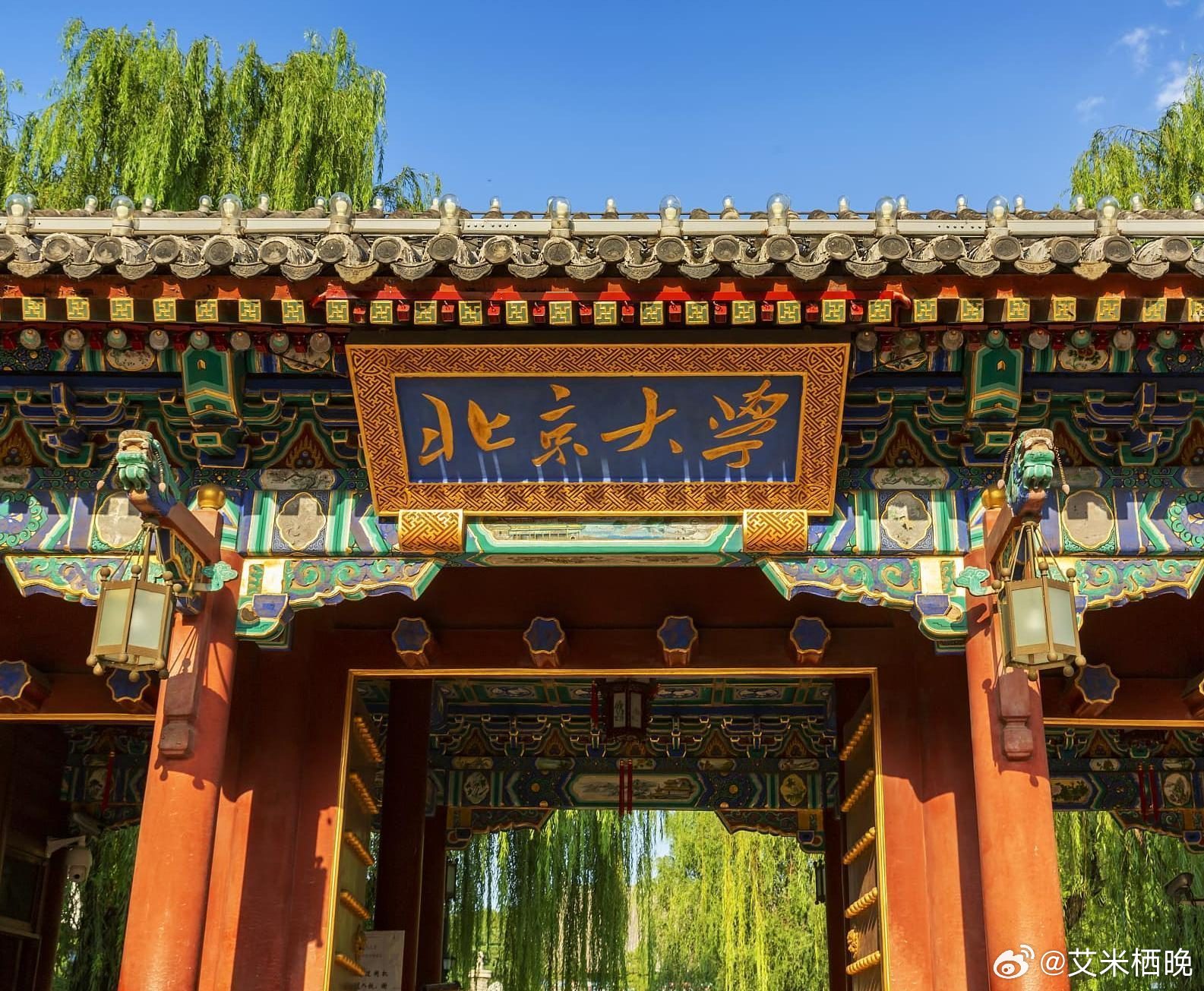 #北京大学禁止赴风景名胜区开会#
开个会在城市酒店不行吗，去风景名胜开会到底是免费旅游呢，还是交流呢?挺不错的，点赞。 
 北大划定办会红线，明确禁止去21个风景名胜区开公务会议。黄山、九寨沟、三亚这些热门景区都在清单里，杜绝借着开会培训的由头公款游玩。
能线上就不线下，资产优先调剂复用。 ​