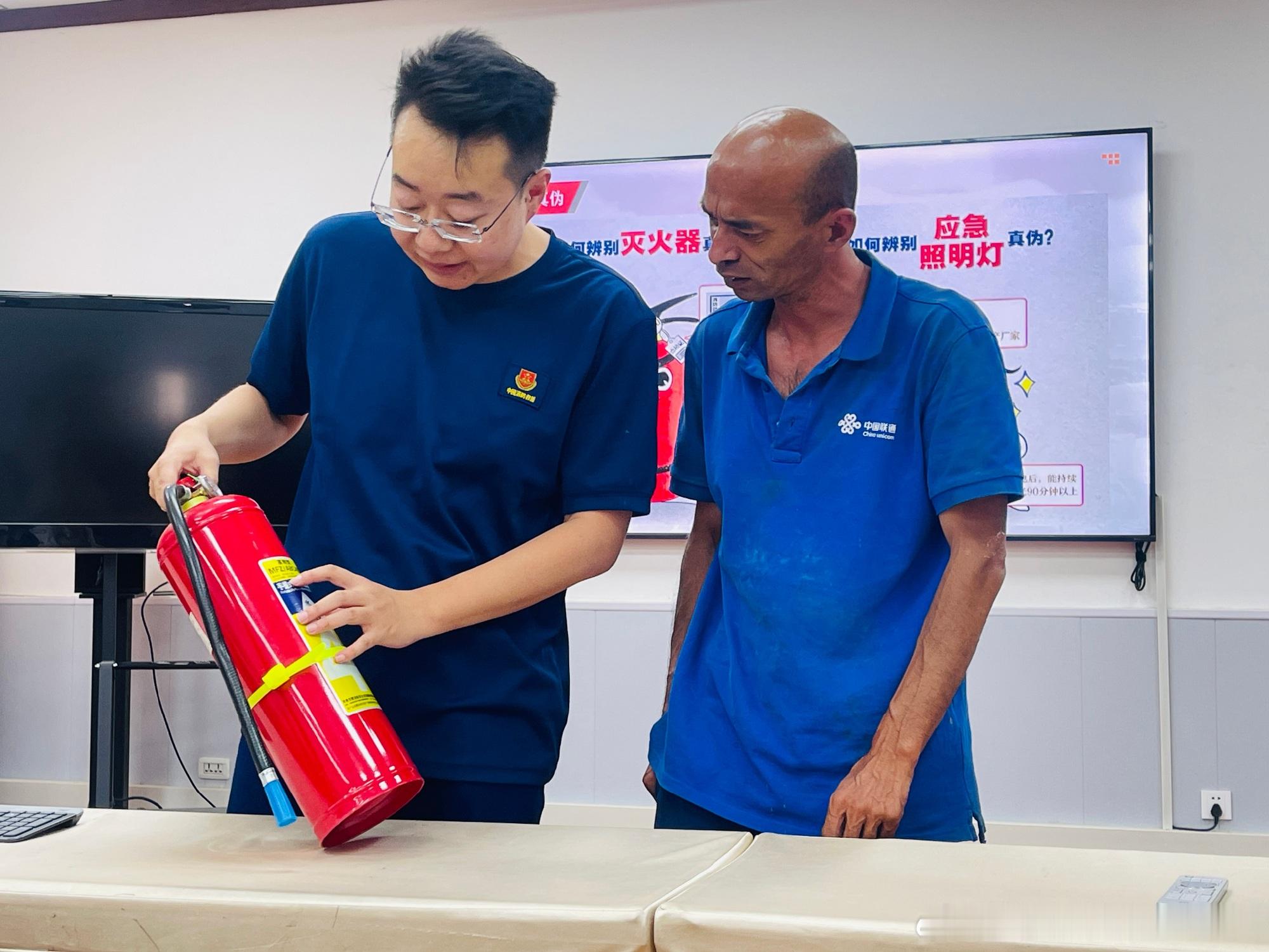 用心为客户6月25日，中国联通吕梁石楼党支部联合当地消防救援大队，组织...