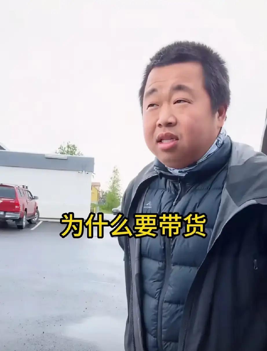有这么多钱还带货！
蓝战非有这么多钱了，为什么还要带货呢？在直播间，蓝战非被粉丝提问：“为啥还带货？自由一点不好吗？”
蓝战非回答道：“这个世界上没有百分之百的自由，如果有，那在哲学上是——死亡。”
这句话听着有点绕，但放在直播带货这件事上，确实能让人停一下。
很多人看到一个已经不缺钱的主播，第一反