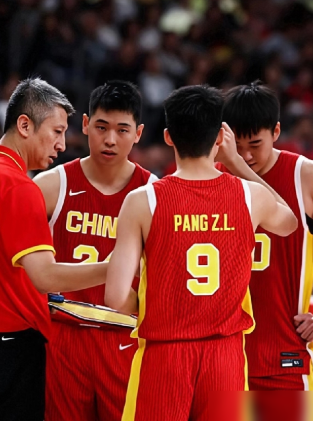 郭士强把王俊杰按在四号位，废了一半
亚洲杯期间，王俊杰场均23.5分钟，13分4.2板，命中率56%，三分47.8%，直接进了赛事最佳阵容
打韩国那场，14投9中砍21分8板，持球就是干，对面根本防不住他起第一步
结果回到老郭手里，球权没了，单打没了，人往底角一蹲，成了个定点炮台加篮板工兵