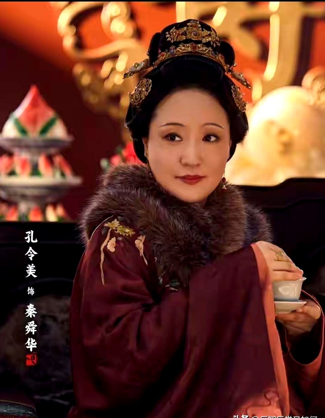 前儿媳赵星棠刚想撒泼，抬眼撞上林府大太太的眼神，瞬间把话咽进肚里。

追《兰香如故》的观众，全被孔令美演的秦舜华镇住了。她手里捻着佛珠，说话轻声细语，却透出一股让人不敢造次的压迫感。

这才是真主母。对下人赏饭，对恩人递茶，连那个天不怕地不怕的赵星棠，到她跟前也得老老实实低头听训。剧里丫鬟少爷站一屋