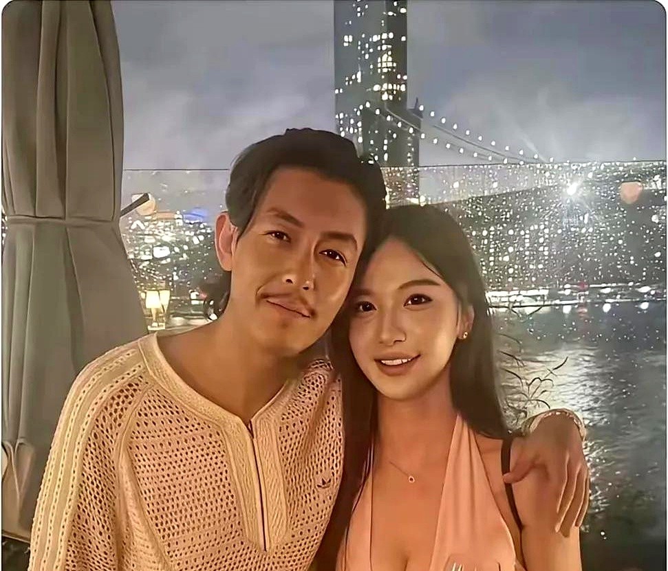 陈冠希昨晚在纽约河边餐厅被偶遇了？

照片里灯火通明，连脸上的细纹都清清楚楚，上万人在评论区追问地址。结果反转来得太快：这根本不是真人实拍，而是AI做出来的假图。

放大看细节，光影、毛孔挑不出一点毛病，甚至连镜头反光都做齐了。现在的技术，动动手指就能无中生有，连阅图无数的老网民全被晃了过去。

眼