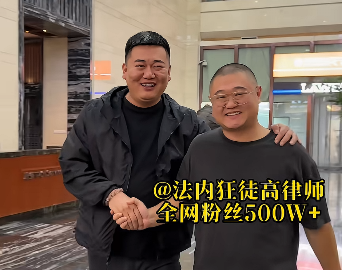 石家庄“贷款王”张晓民怒了！不过送的东西属实有些让人感到意外。
奔赴天津寻找百万