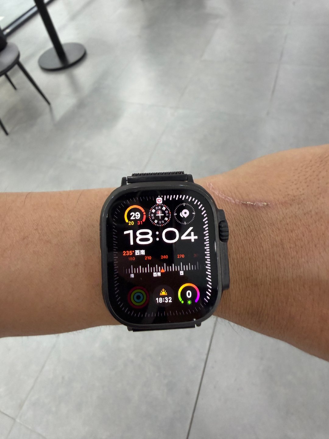 把身边几个朋友的Apple Watch拿来试了一下，Ultra太重了，我觉得手表的第一要素就是轻便无感，42mm的S12看来是最合适的，晚上还可以戴着睡觉， ​