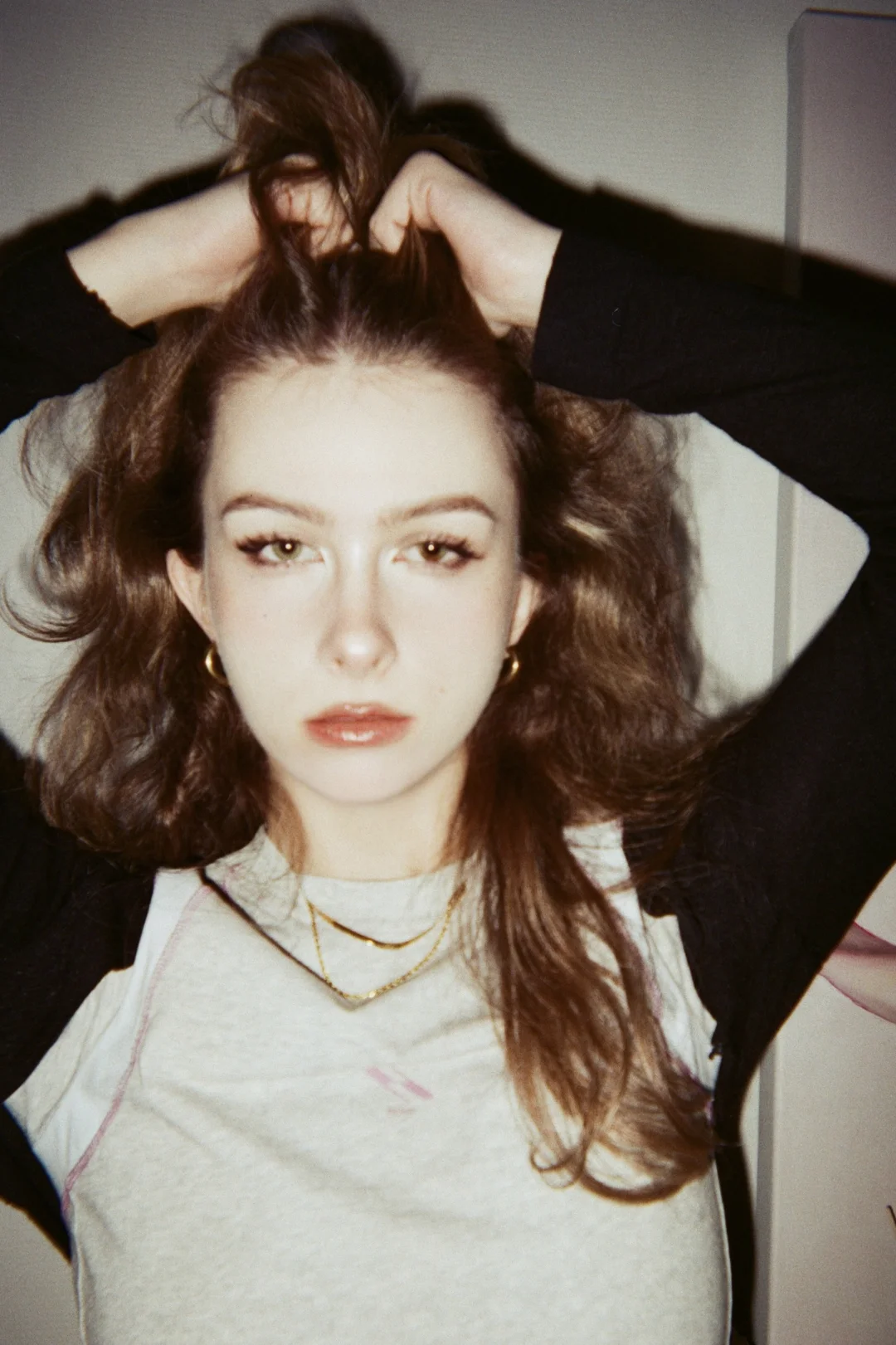 揪着自己的头发