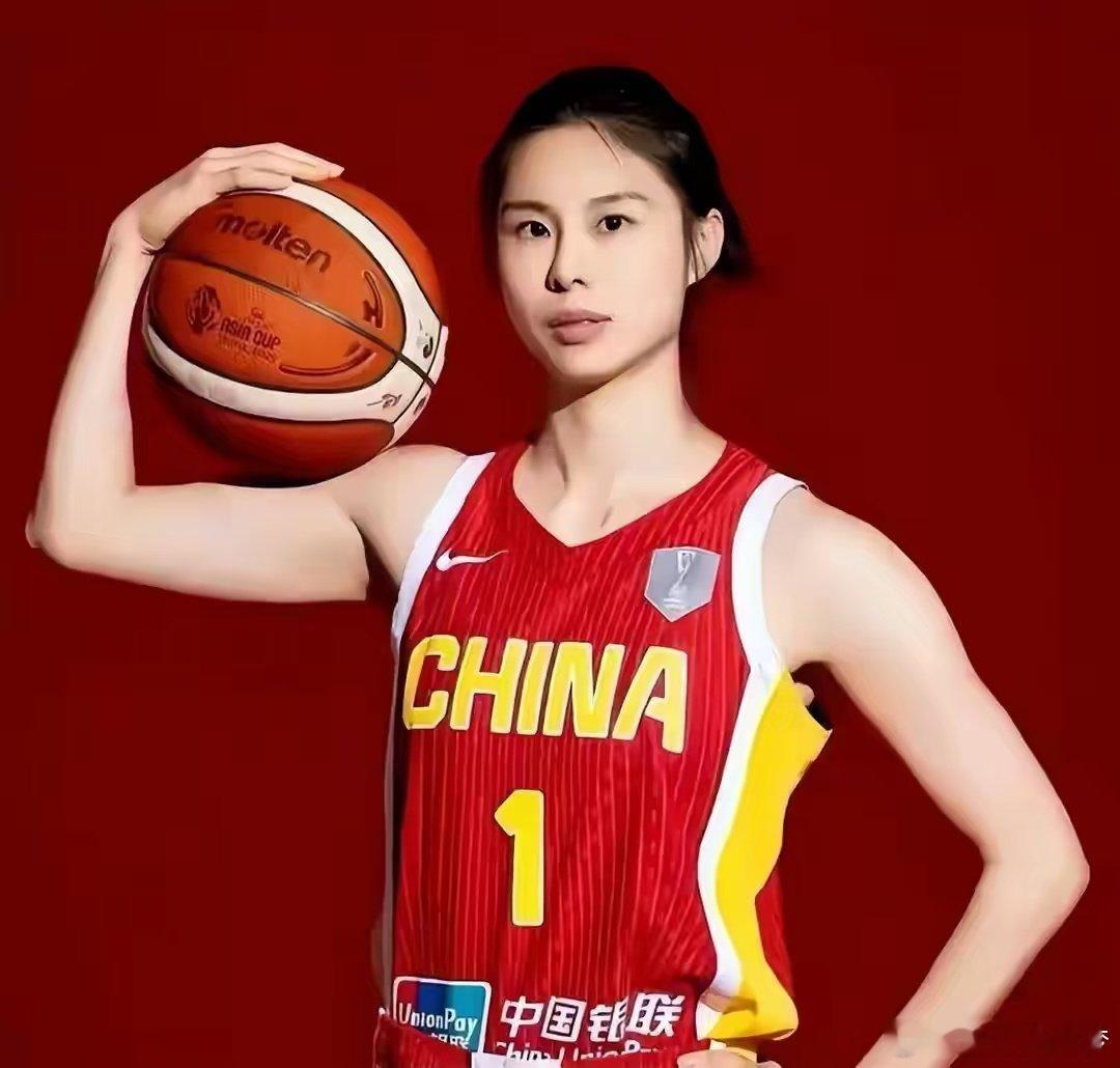 明晚中国女篮欧洲拉练首战，对手是世界杯同组的意大利。赛前传来四好一坏消...