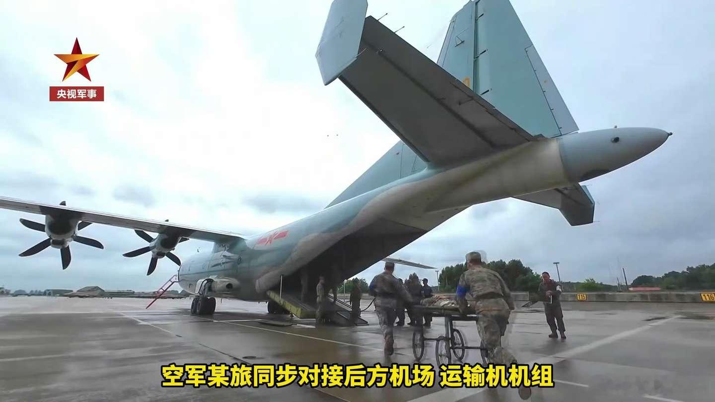 #烽火问鼎计划##武器装备# 新中运的整套气动、起落架、动力设计均优先服务于飞机的低速大升力和短距野战起降需求，这并不是单纯提升飞机的性能指标，而且要推动整套新后勤、场站保障、作战模式进行改变。
在对于跑道硬件层面的需求，新中运并不需要运‑20 那种长度达到2200 米以上高标准长铺装跑道，反 ​